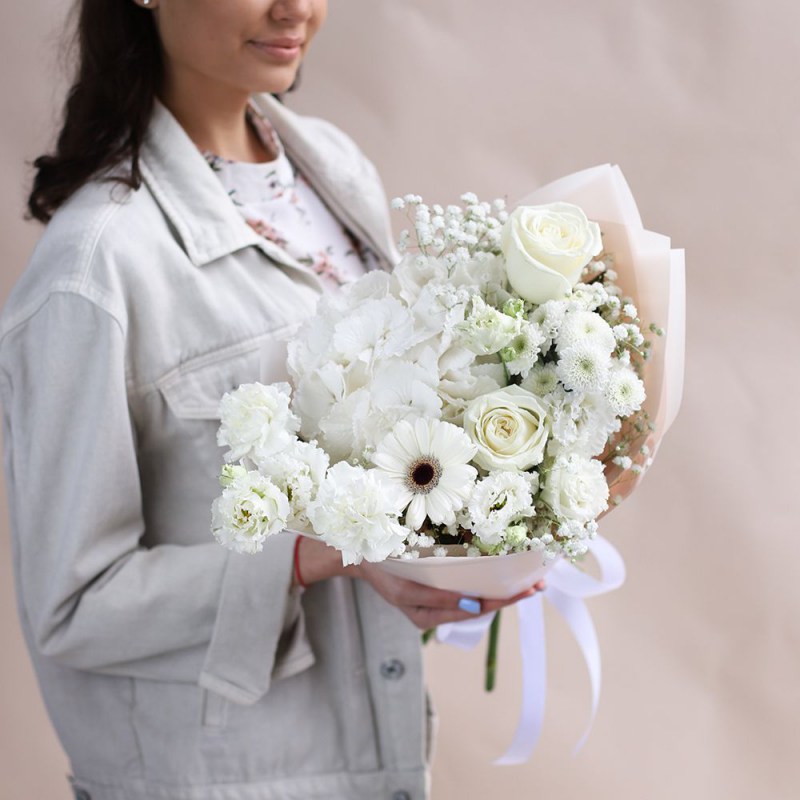 Нежный сборный букет с гортензией